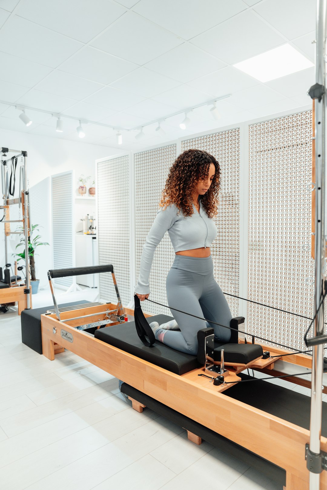 a-woman-on-a-treadmill-in-a-gym-q-buuf-zahc